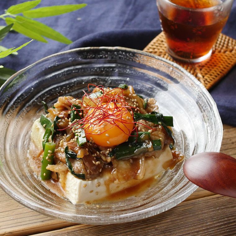 皿に盛られた夏バテ知らずのスタミナ冷ややっこ