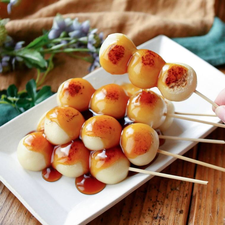 皿に盛られた豆腐白玉みたらし団子