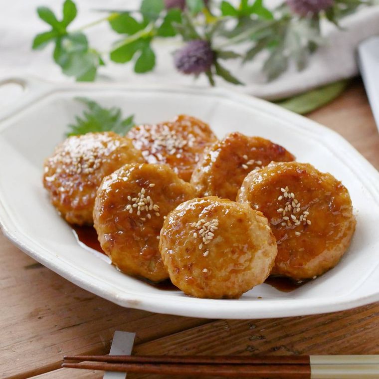 皿に盛られた豆腐入りふんわり鶏つくね