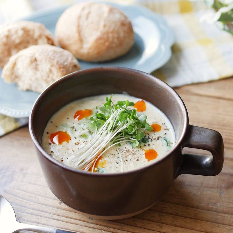 スープカップに盛られた包丁いらずの簡単豆腐スープ