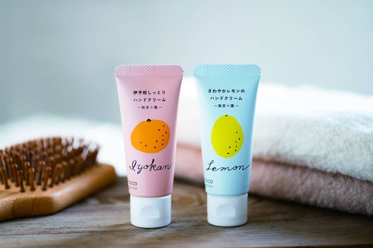 果物のイラストが描かれたパッケージのハンドクリーム2本