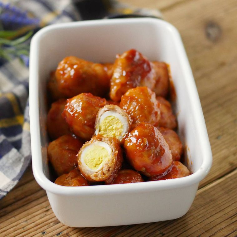 保存容器に入った、うずらの卵のミートボール