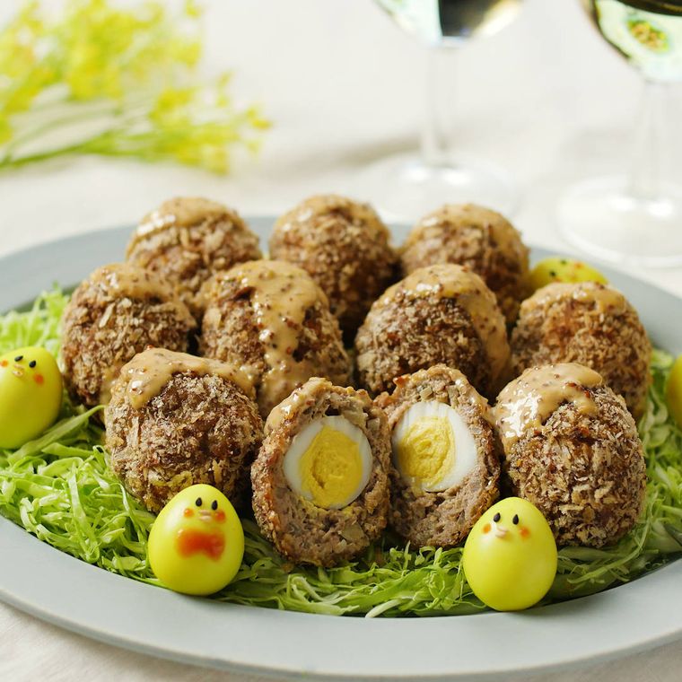 器に盛られた、うずらの卵入りスコッチエッグ
