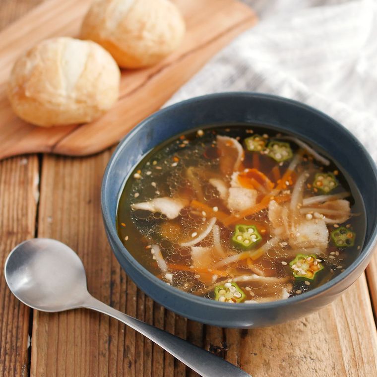 紺の皿に盛られたピリ辛オイスタースープ