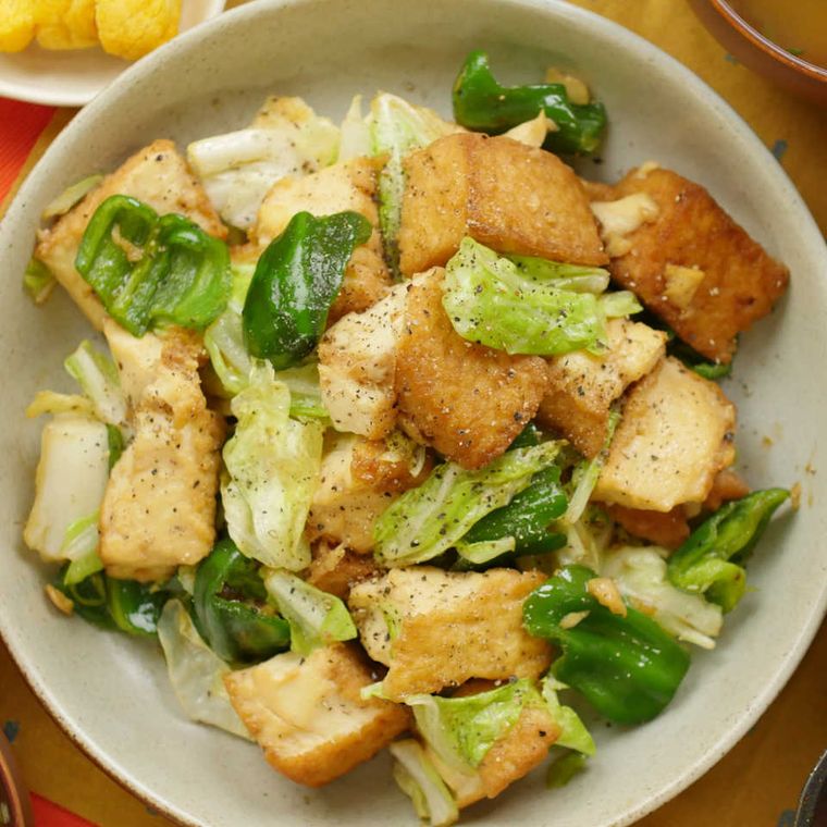 白い皿に盛られたちぎり厚揚げとキャベツのオイスター炒め