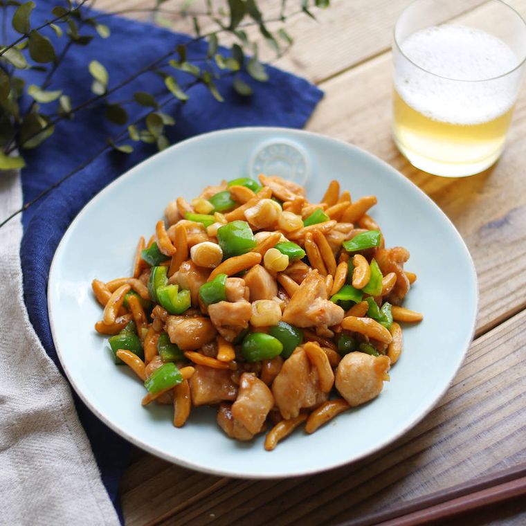 白い皿に盛られた鶏もも肉の柿ピー炒め