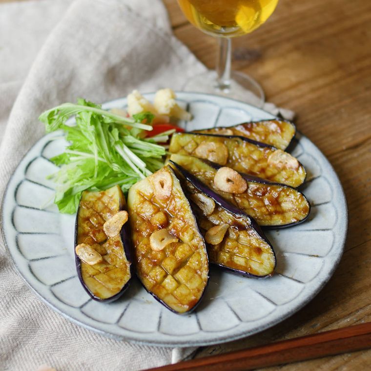 白い皿に盛られたとろとろなすのオイマヨステーキ