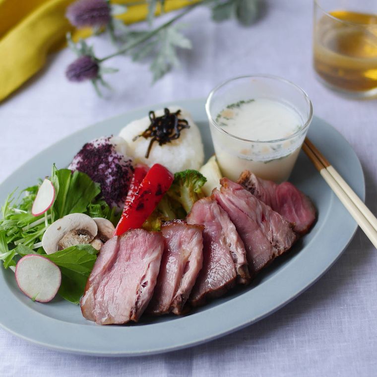 水色の皿に盛られた簡単ローストポーク