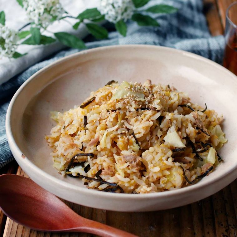 レンジで完結キャベツとツナの塩こんぶ炒飯