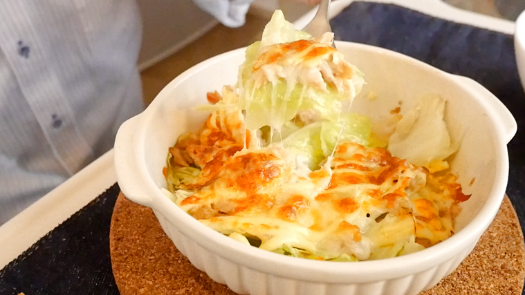 白いココットに入ったキャベツのツナマヨチーズ焼き