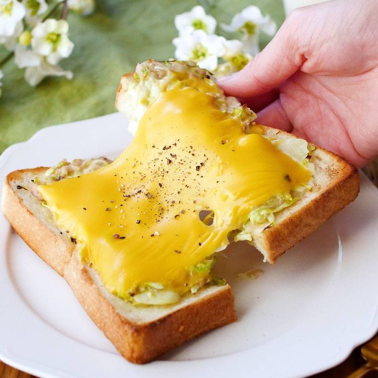 朝ごはんに。ツナメルト風キャベツトースト