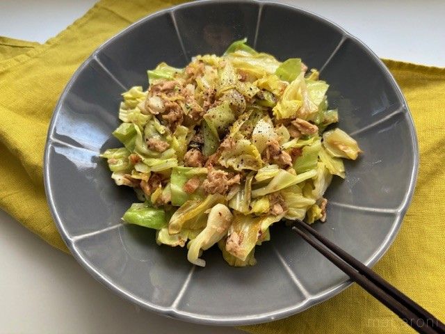 グレーの皿に入ったキャベツとツナのマヨネーズ炒め