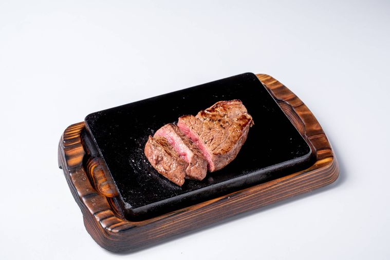 溶岩石に盛られたヒレステーキ