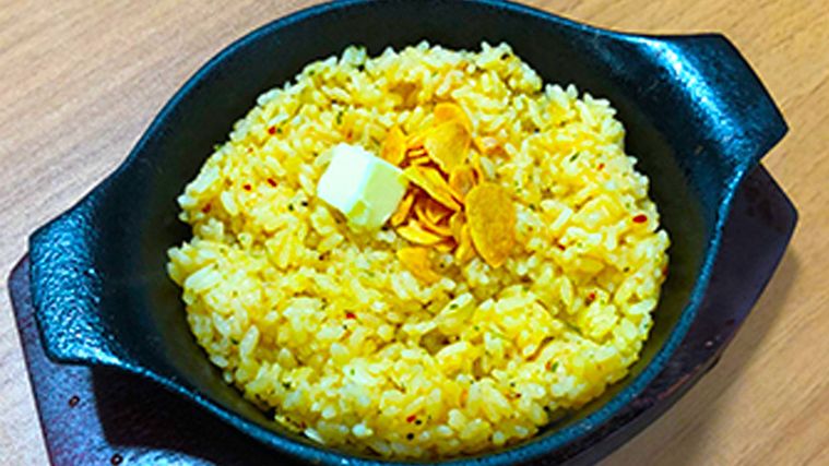 鉄板に盛られたガーリックバターライス