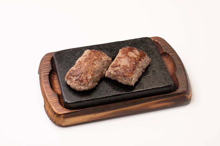 溶岩石に盛られたハンバーグ