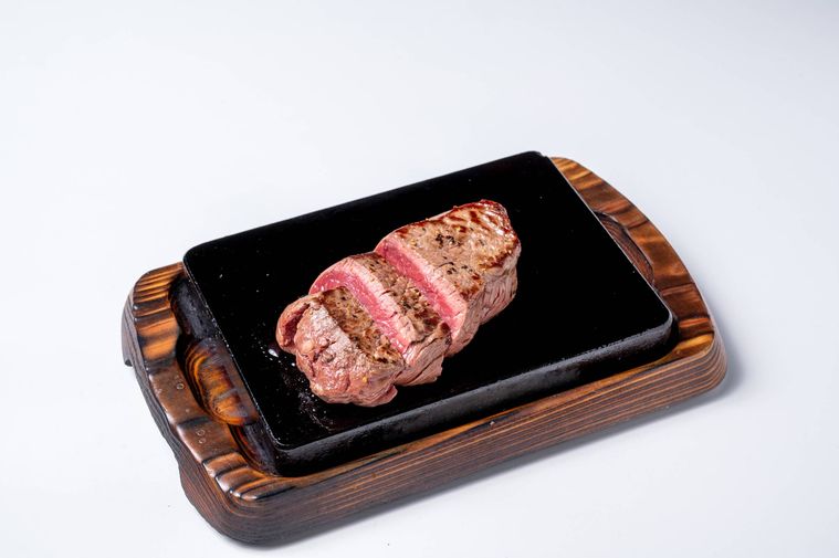 溶岩石に盛られた赤身ステーキ