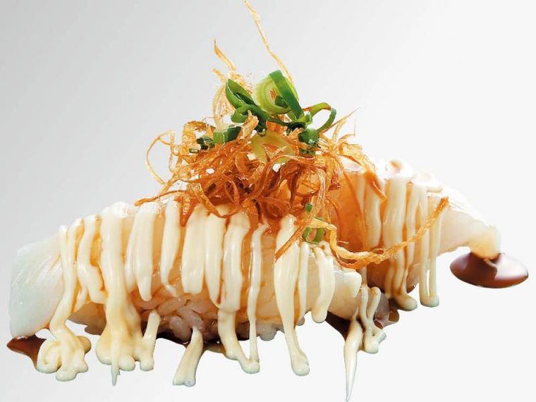 いか、マヨネーズ、揚げネギがのった握り寿司