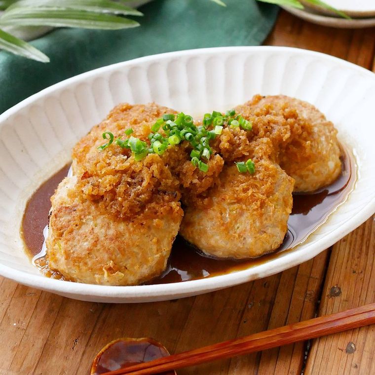 皿に盛られたみぞれ煮込みハンバーグ