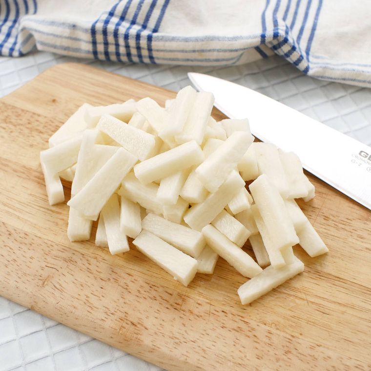 まな板に長芋がのっている様子