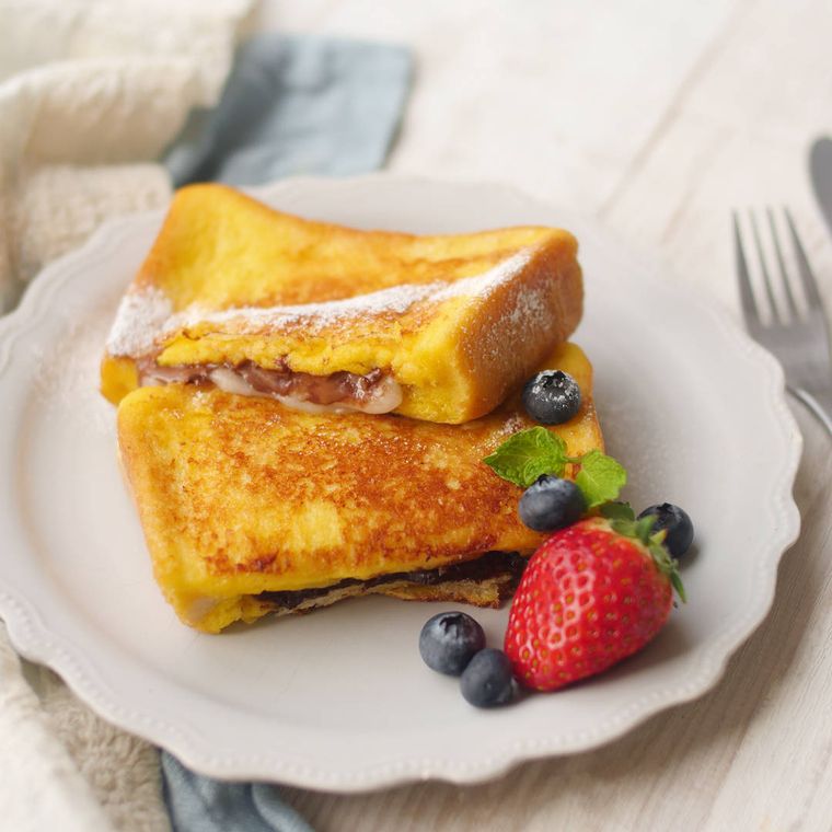 チョコレートと餅が挟まったフレンチトースト