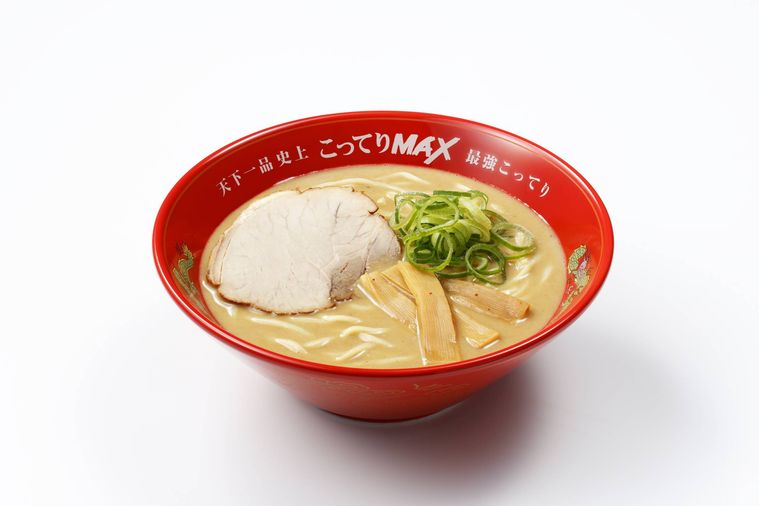 チャーシュー、メンマ、ネギがトッピングされたラーメン
