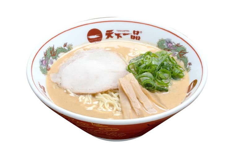 チャーシュー、メンマ、ネギがトッピングされたラーメン
