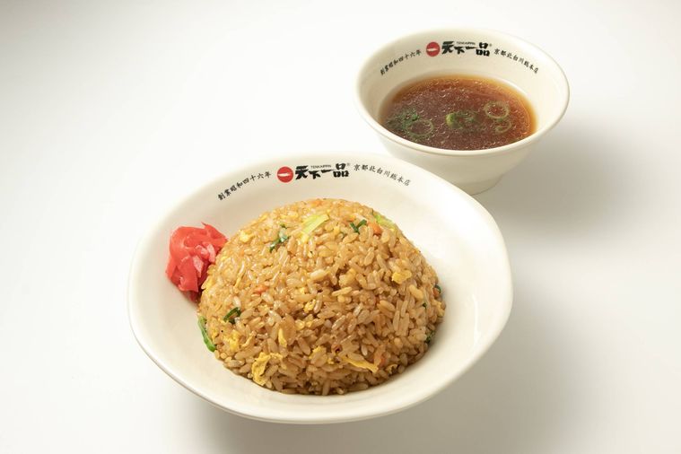 チャーハンとスープが置かれている