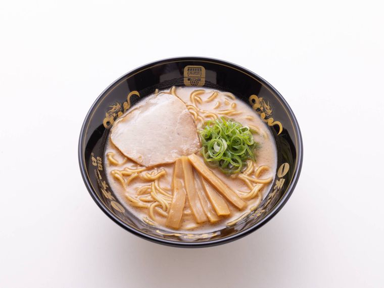 チャーシュー、メンマ、ネギがトッピングされた味噌ラーメン