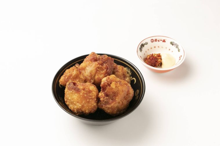 鶏の唐揚げに、にんにく薬味とマヨネーズが添えられている