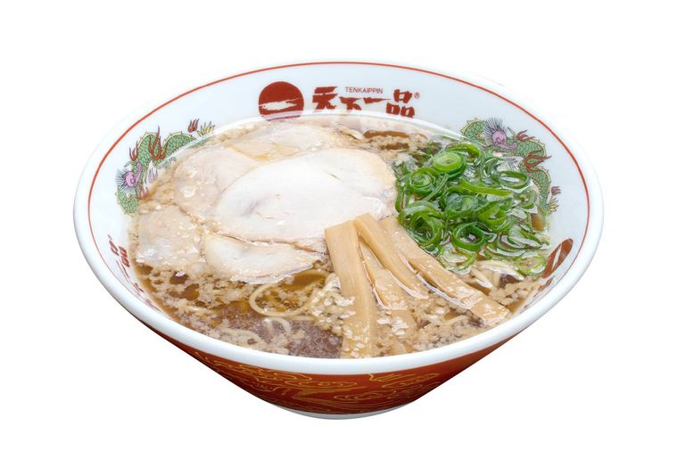 チャーシュー、メンマ、ネギがトッピングされたラーメン