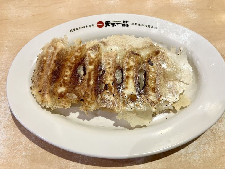 お皿にのった羽根つき餃子5個