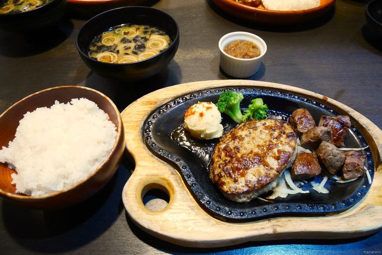 テーブルの上に並べられたハンバーグコロコロステーキランチライスみそ汁付