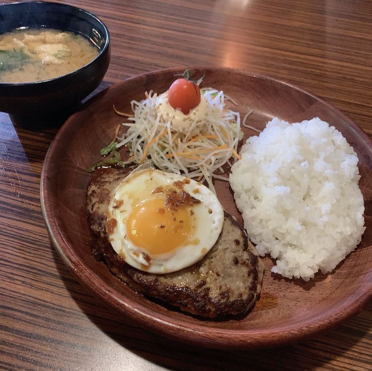 皿に盛りつけられたエッグバーグディッシュランチ