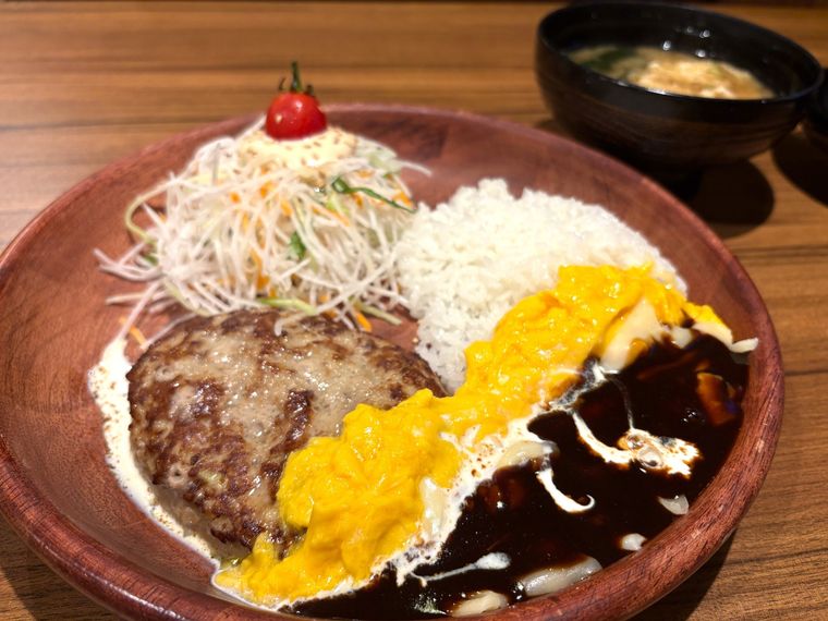 木のプレートに盛られたオムデミチーズバーグディッシュランチみそ汁付