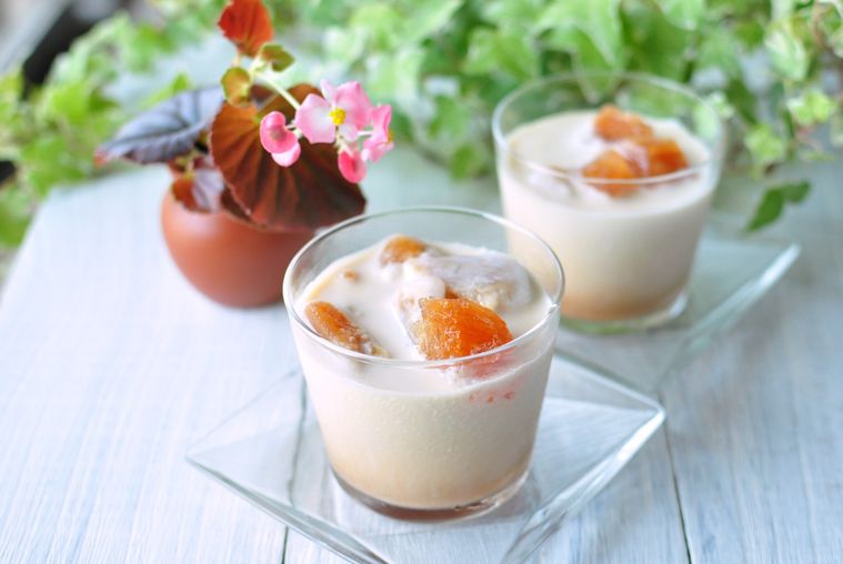 紅茶氷とミルクが入ったグラスがテーブルの上に2つ並べられている