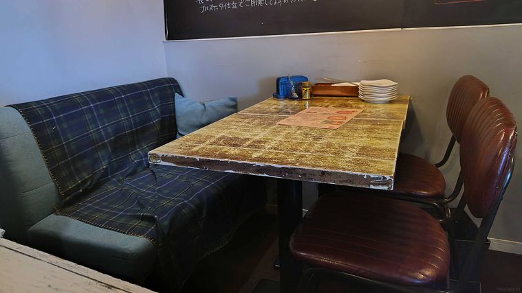 シックな雰囲気のソファやイスがあるカフェの内観
