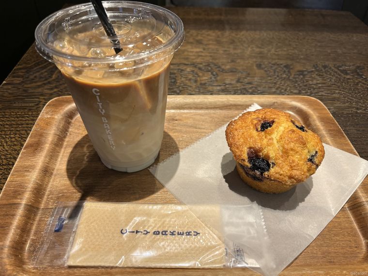 ミルクたっぷりのカフェラテとブルーベリーがたっぷり入ったマフィン