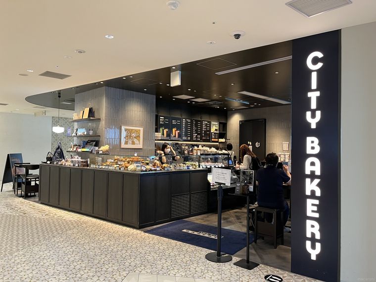 ニュウマン横浜の開放的なカフェザ シティ ベーカリー ニュウマン横浜