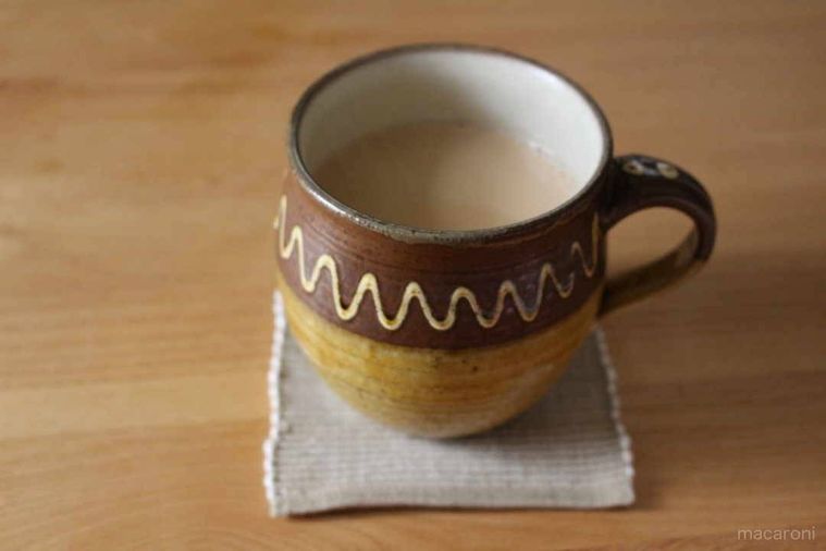 茶色と黄色のマグに入ったチャイ