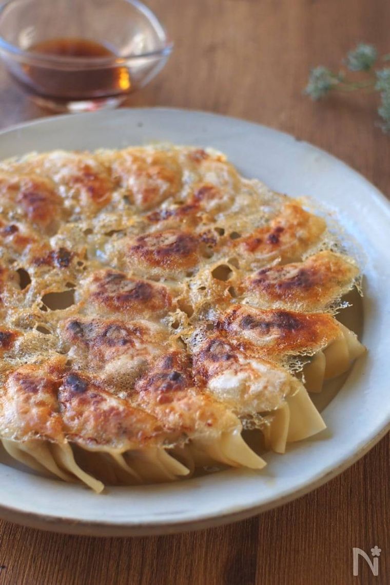 ベージュの皿に盛られた白菜餃子