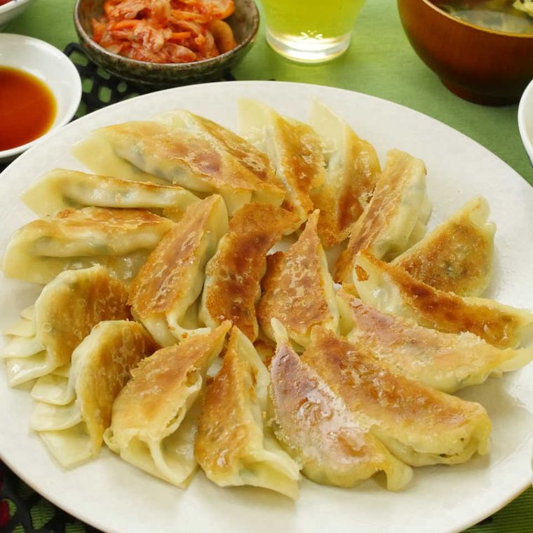 白の皿に餃子が盛られている様子