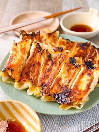 タレが添えられた豚こまキムチーズの棒餃子