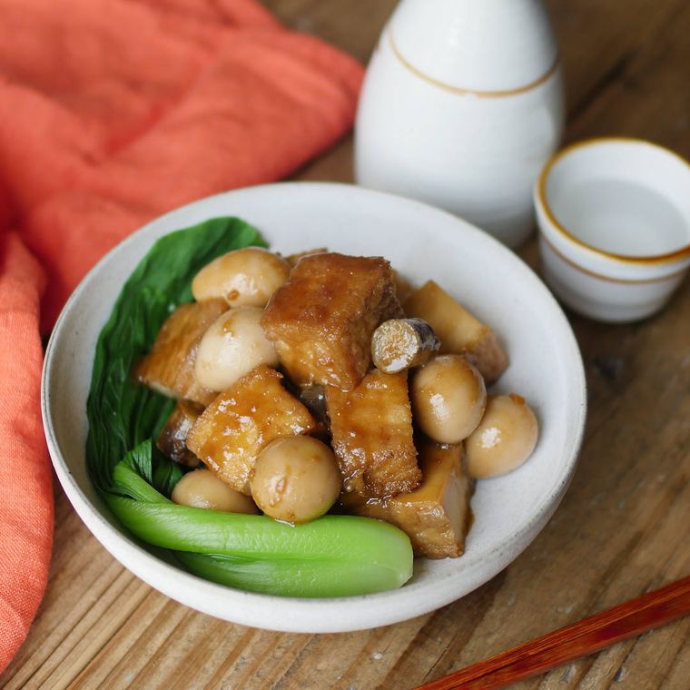 青菜が添えられたころころうずらと厚揚げの角煮風