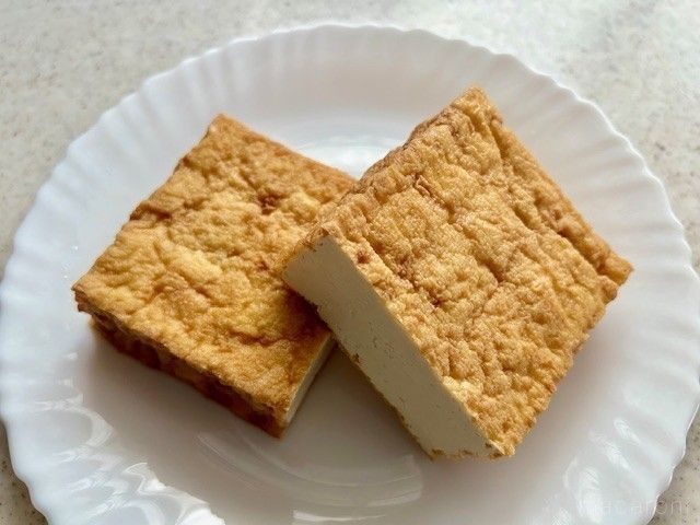 白い耐熱皿にのせた厚揚げ