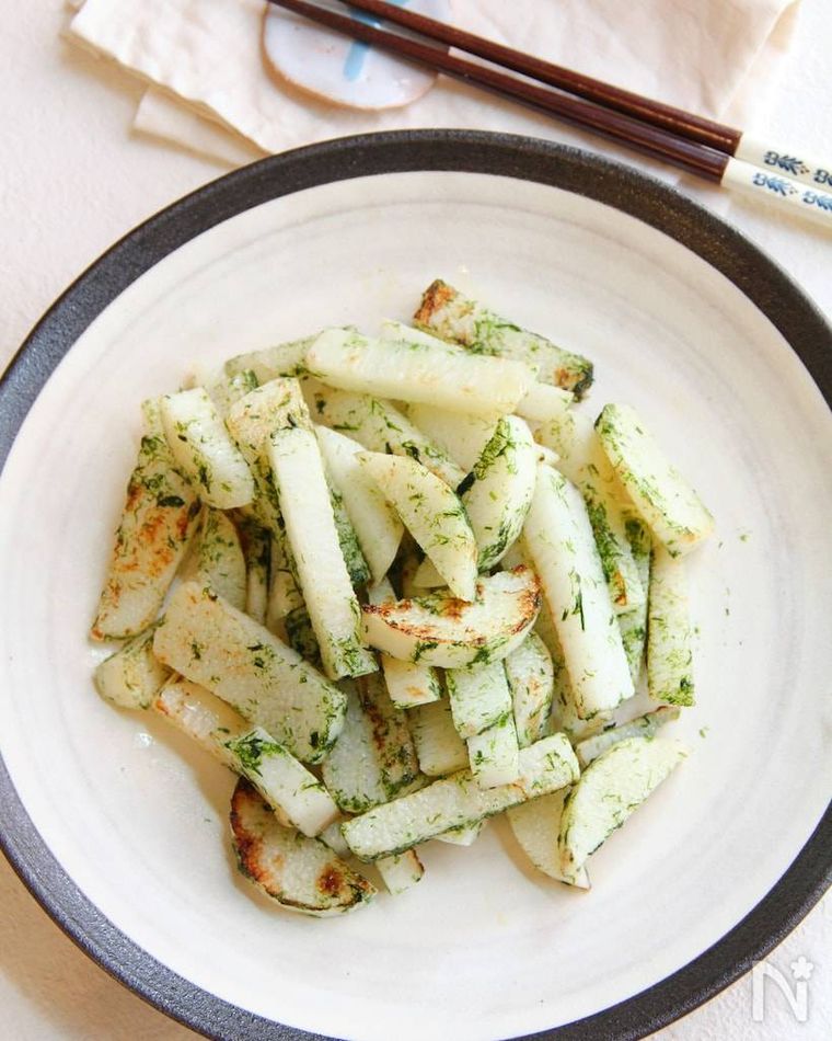 青のりがまぶされた山芋のソテー