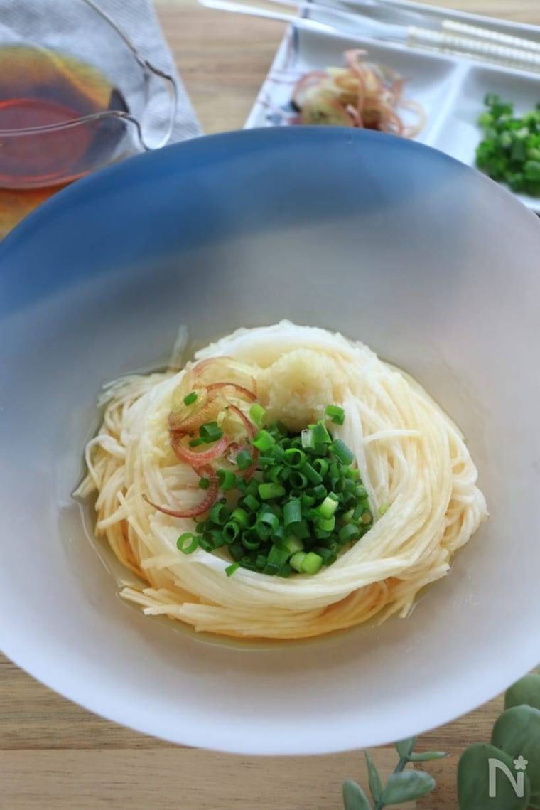 ねぎがたっぷりトッピングされたぶっかけ山芋