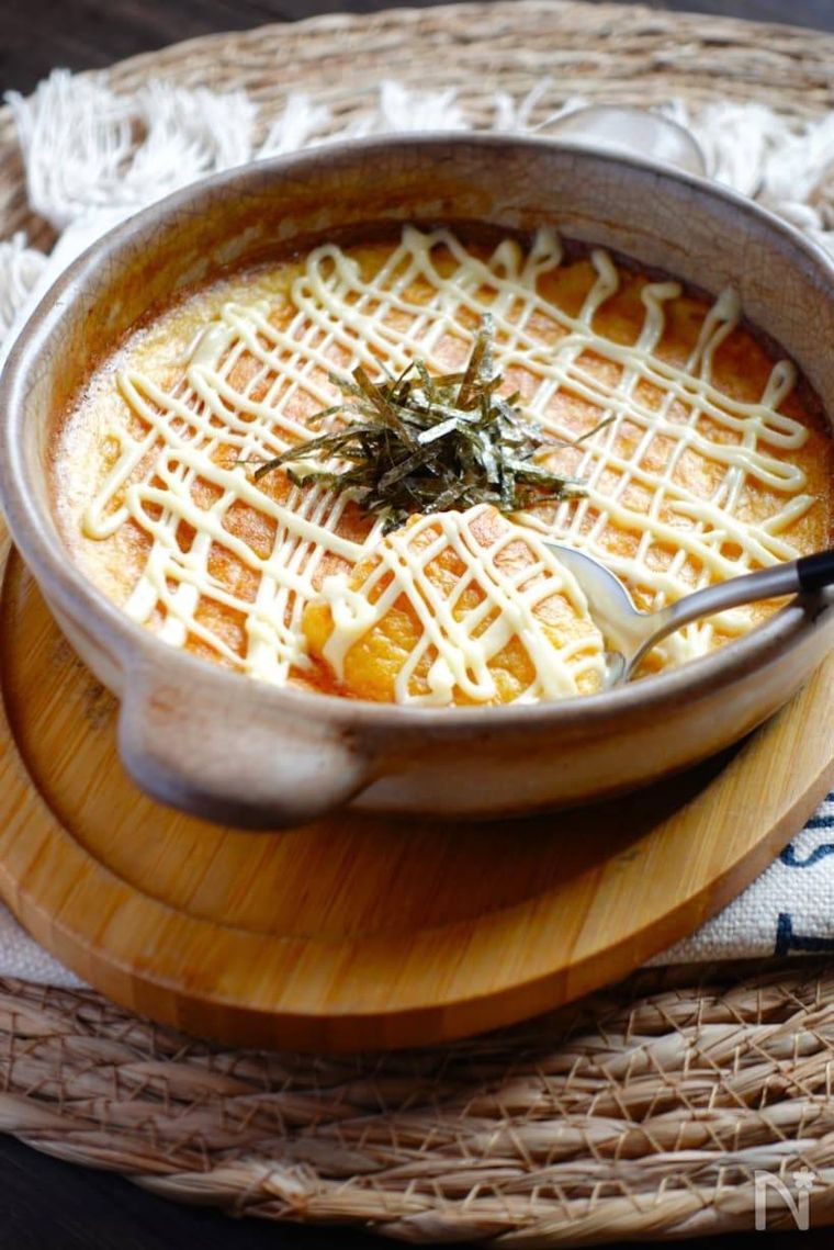 茶色の器に盛られた山芋の明太チーズ焼き