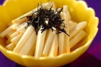 黄色の器に盛られた山芋のだししょうゆ和え