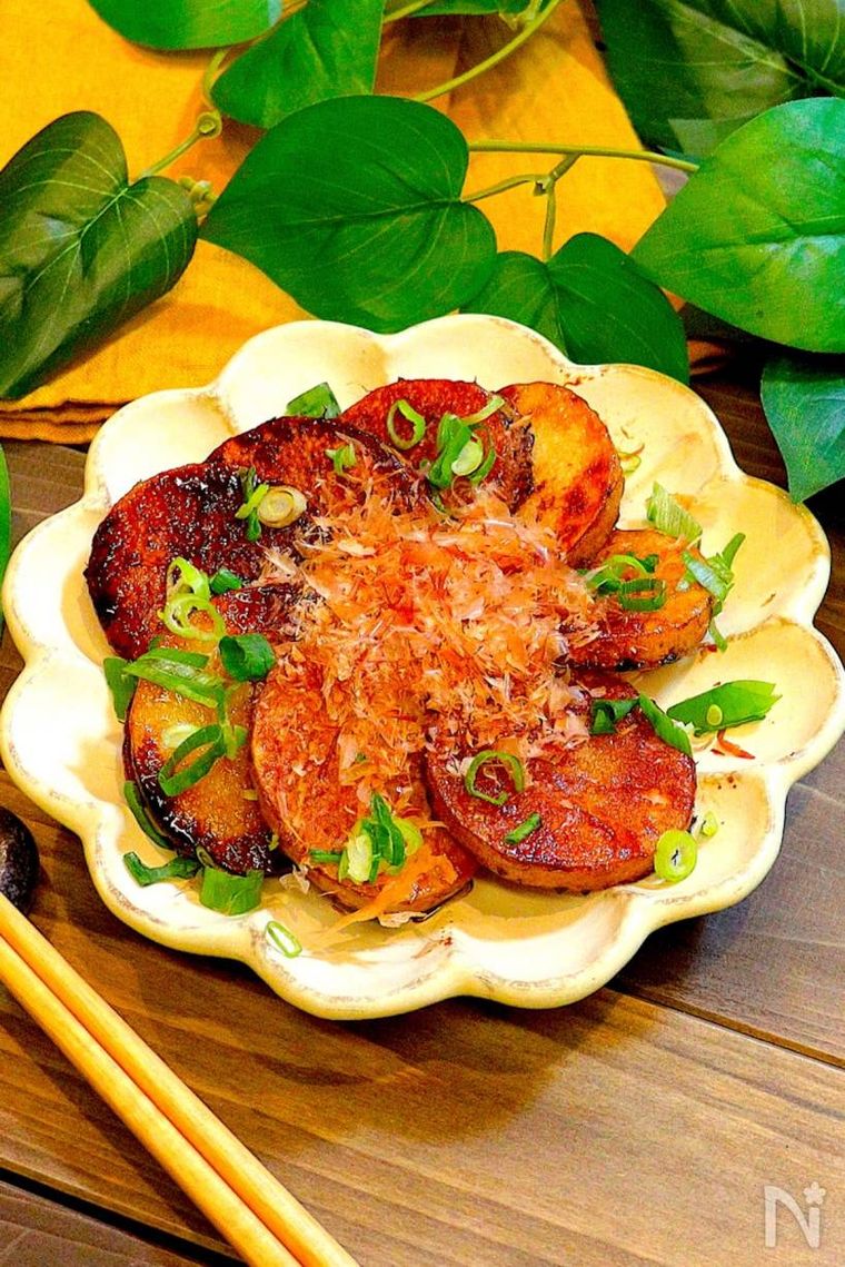 ベージュの皿に山芋の照り焼きがのっている様子