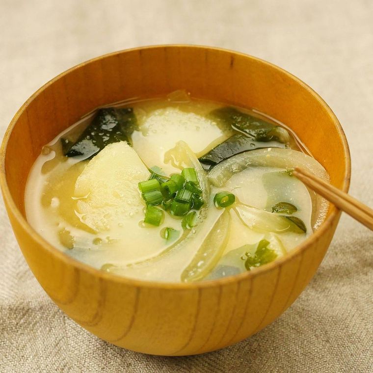 お椀に盛られたじゃがいものみそ汁